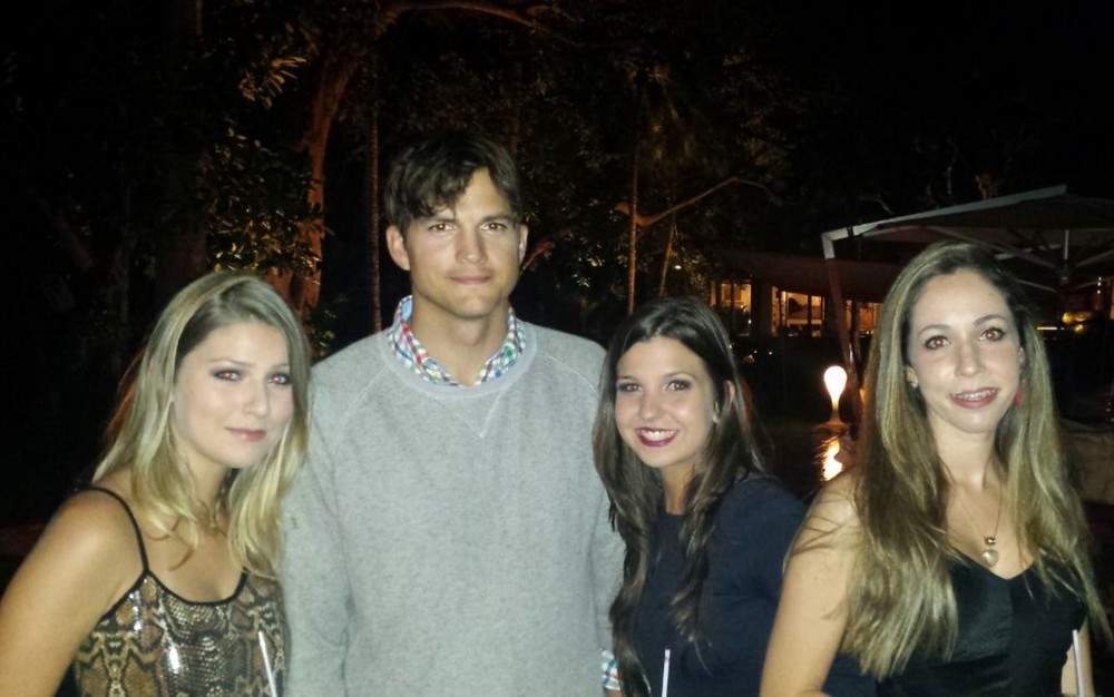 Ao lado das amigas, Marina Ozorio fez foto com o astro internacional Ashton Kutcher — Foto: Marina Ozorio/Arquivo Pessoal