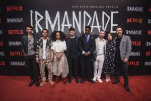 Elenco e criadores de Irmandade, nova série da Netflix (Foto: Reprodução)