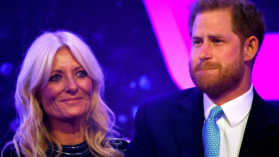 Príncipe Harry se emocionou durante discurso e foi consolado pela apresentadora Gaby Roslin (Foto: Reprodução)