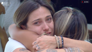 Tati Dias sendo consolada antes de ser eliminada em A Fazenda 11 (Foto: Reprodução/PlayPlus)