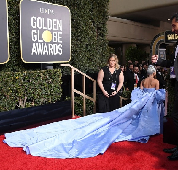 Lady gaga esquece vestido usado no Globo de Ouro em Hotel e camareira leva peça a leilão 