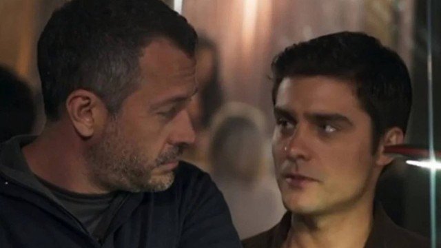 Agno e Leandro em cena da novela das 21h, A Dona do Pedaço (Foto: Reprodução)