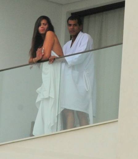 Marcello Melo Jr e morena em clima quente na sacada de hotel (Foto: Extra)