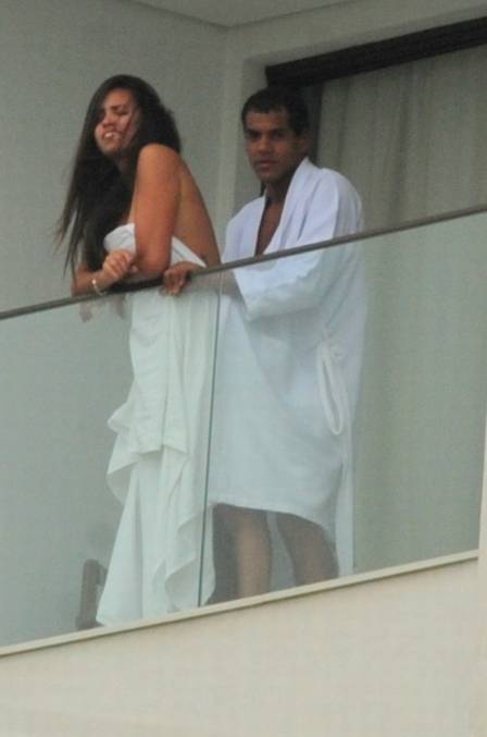 Marcello Melo Jr e morena em clima quente na sacada de hotel (Foto: Extra)