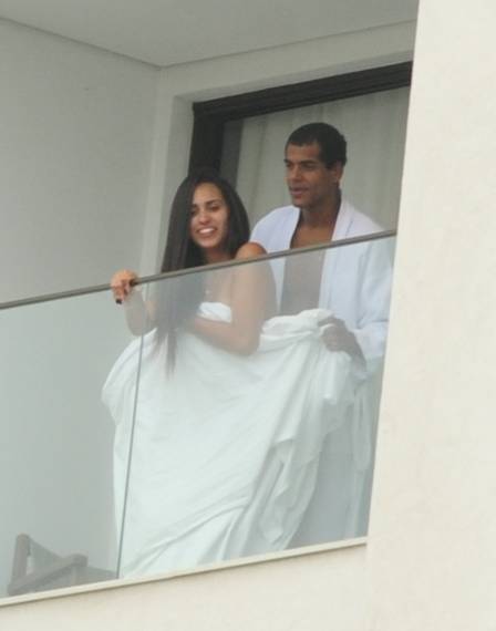 Marcello Melo Jr e morena em clima quente na sacada de hotel (Foto: Extra)