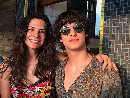 Pedro Waddington com a mãe, a atriz Helena Ranaldi Foto: Reprodução/Instagram