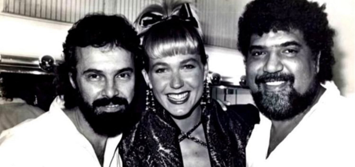 Xuxa ao lado de Paulo Massadas (à esq.) e Michael Sullivan; os dois lhe ensinaram a cantar. Foto: Reprodução/Notícias da TV