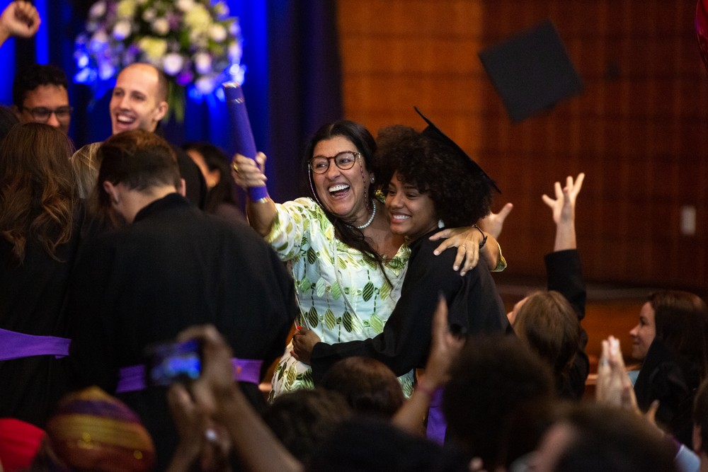 Em 'Amor de Mãe', Lurdes, interpretado pro Regina Casé é uma mãe dedicada que criou quatro filhos. Na foto, com Camila (Jéssica Ellen), sua filha adotiva e primeira da família a se formar — Foto: Isabella Pinheiro/Gshow