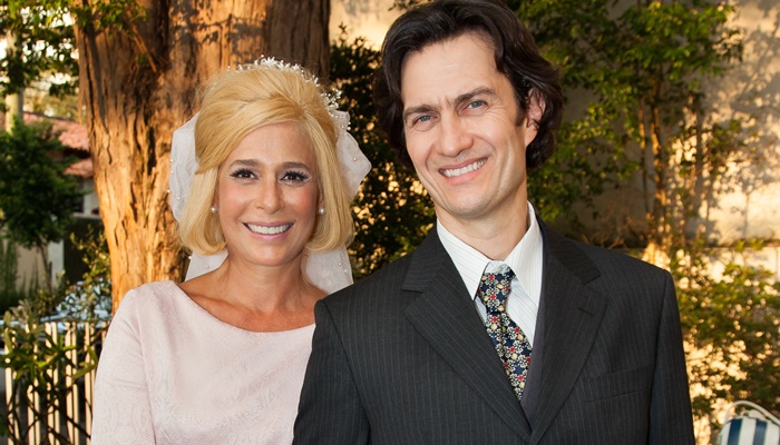 Andrea Beltrão (Hebe Camargo) e Gabriel Braga Nunes (Décio Capuano - primeiro marido) na minissérie Hebe (Foto: Globo/Marcos Rosa)