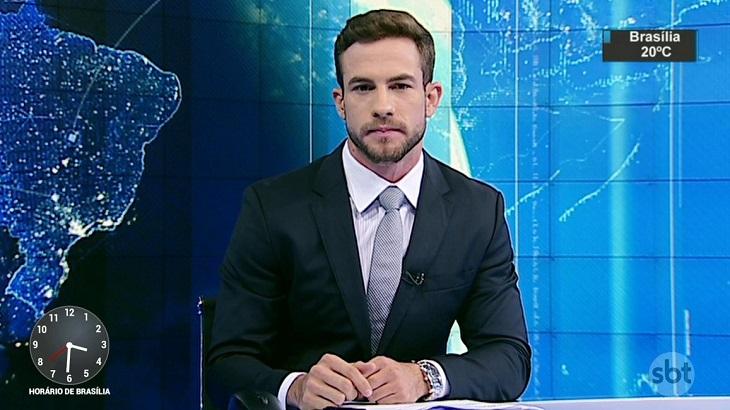 Daniel Adjuto na bancada do SBT Brasil (foto: Reprodução/SBT)