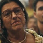 Regina Casé interpreta Lurdes em Amor de Mãe, novela das nove da Globo (Foto: Reprodução/Globo)