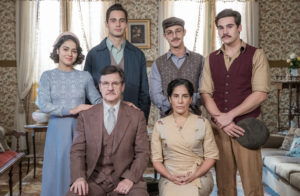 Lola (Gloria Pires), Júlio (Antonio Calloni),  Carlos (Danilo Mesquita),  Alfredo (Nicolas Prattes),  Julinho (André Luiz Frambach),  Isabel (Giullia Buscacio) e Isabel (Giullia Buscacio) em nova fase de Éramos Seis (Foto: Raquel Cunha/Divulgação)