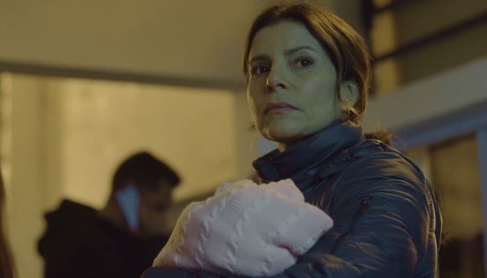 Débora Bloch (Lúcia) em cena da série Segunda Chamada, que igualou recorde de audiência na Globo (Foto: Reprodução/Globo)