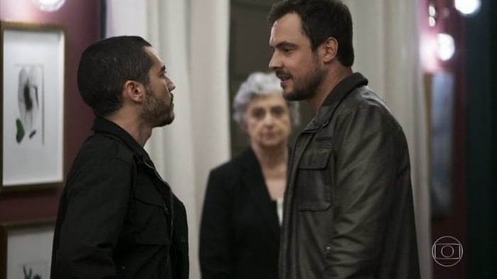 Camilo (Lee Taylor) e Chiclete (Sergio Guizé) em cena da novela A Dona do Pedaço (Foto: Reprodução/Globo)