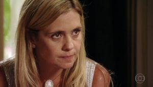 Adriana Esteves (Carminha) em cena de Avenida Brasil, que superou audiência de Malhação (Foto: Reprodução/Globo)