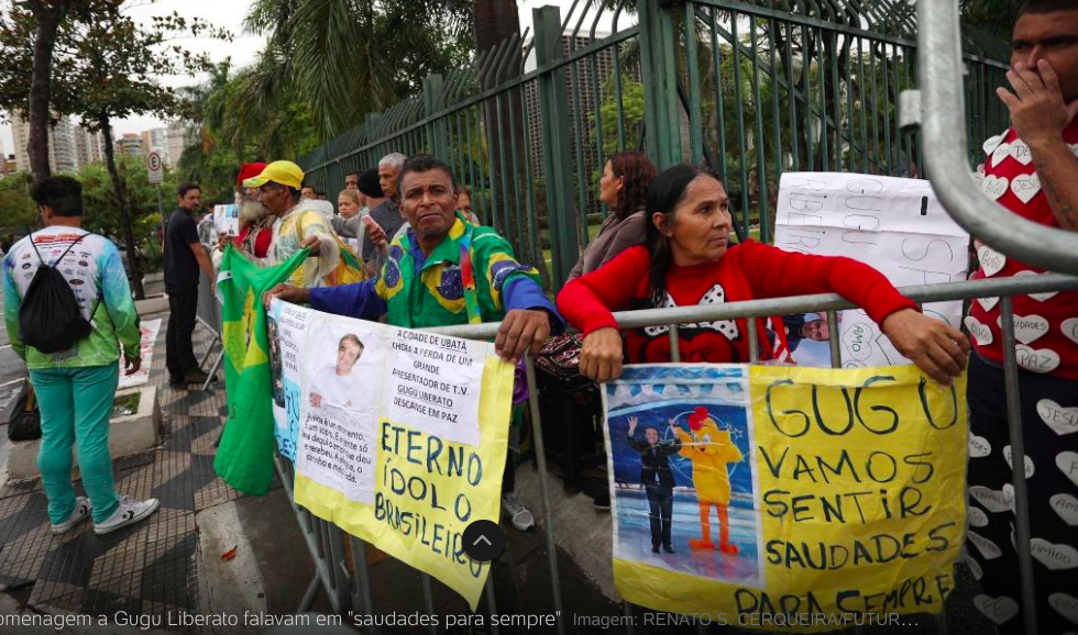 Fãs de Gugu aguardam na fila liberação da entrada do público no velório. Foto: Reprodução