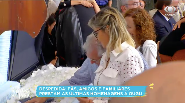 Carlos Alberto de Nóbrega não consegue conter as lágrimas em velório de Gugu. Foto: Reprodução