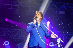 O cantor Roberto Carlos durante um de seus shows (Foto: Divulgação)