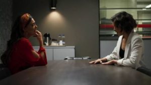 Josiane (Agatha Moreira) ridiculariza Maria da Paz (Juliana Paes) em tribunal de A Dona do Pedaço (Foto: Divulgação/TV Globo)