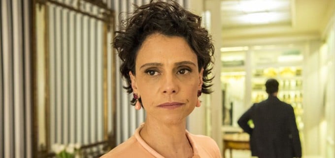 Lídia (Malu Galli) é a esposa de Raul (Murilo Benício) em Amor de Mãe (Foto: Reprodução/TV Globo)