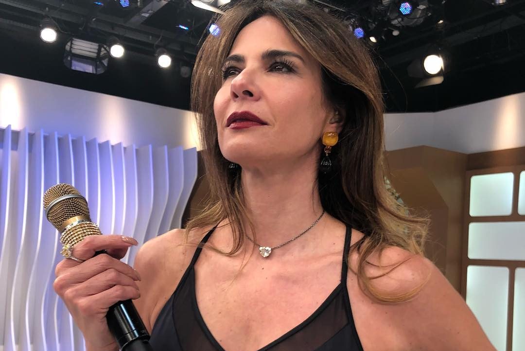 Luciana Gimenez nos bastidores de seu programa na RedeTV! (Reprodução: Internet)