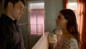 Magno (Juliano Cazarré) e Betina (Isis Valverde) formam par romântico em Amor de Mãe (Foto: Reprodução/TV Globo)