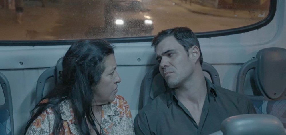 Magno (Juliano Cazarré) e Lurdes (Regina Casé) são mãe e filho em Amor de Mãe (Foto: Reprodução/TV Globo)