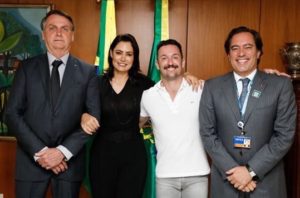 Michelle Bolsonaro faz postagem em Instagram ao lado de Diego Hypolito e Jair Messias Bolsonaro (Reprodução: Instagram)