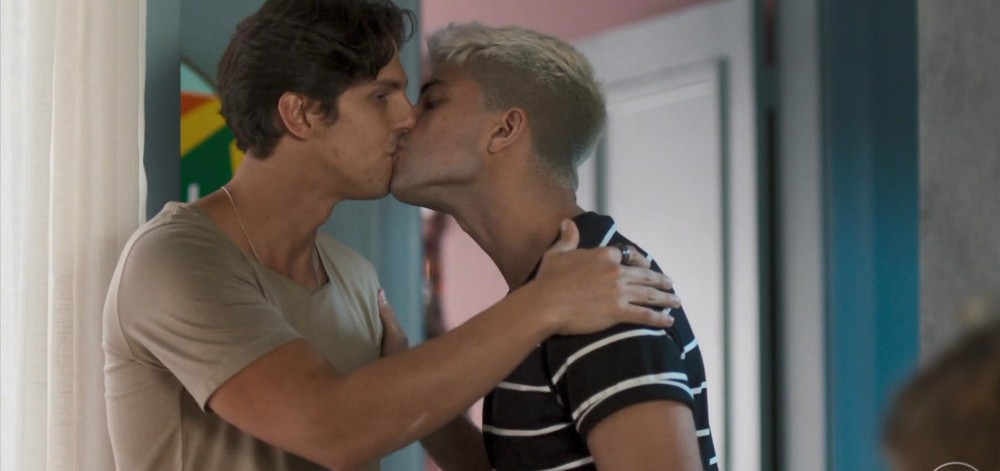 Pablo e Willian durante beijo gay na novela Bom Sucesso (Foto: Reprodução)