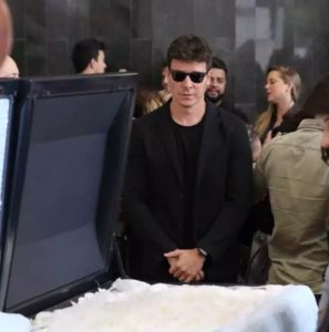 Rodrigo Faro ficou emocionado ao se despedir de Gugu Liberato em velório realizado na Assembleia Legislativa de São Paulo (Foto: AgNews)