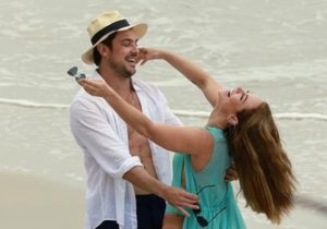 Sérgio Guizé e Paolla Oliveira durante gravação da reta final da novela A Dona do Pedaço (Foto: AgNews/Dilson Silva)