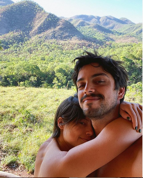 Agatha Moreira e Rodrigo Simas entrelaçados (Foto: Reprodução)