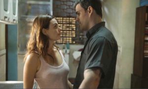 Betina (Isis Valverde) e Magno (Juliano Cazarré) em Amor de Mãe (Foto: Reprodução/Globo)