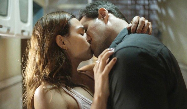 Betina (Isis Valverde) beija Magno (Juliano Cazarré) em Amor de Mãe (Foto: Reprodução/TV Globo)