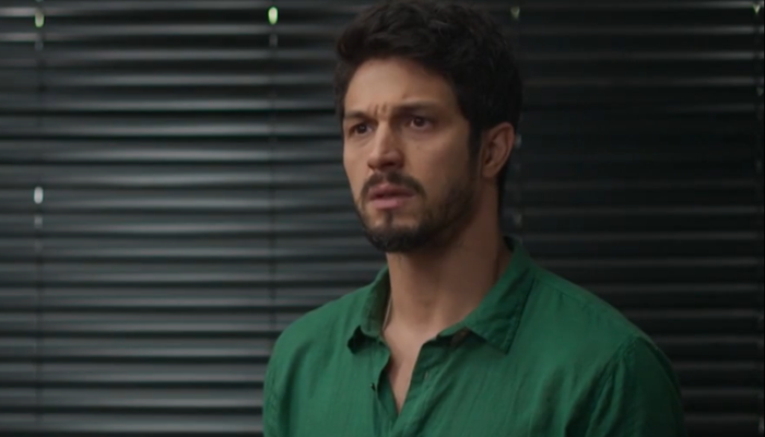 Romulo Estrela (Marcos) em cena de Bom Sucesso na Globo (Foto: Reprodução/Globo)