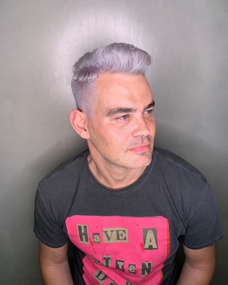 Carmo Dalla Vecchia aparece com cabelo platinado e surpreende seguidores (Foto: Reprodução/Instagram)