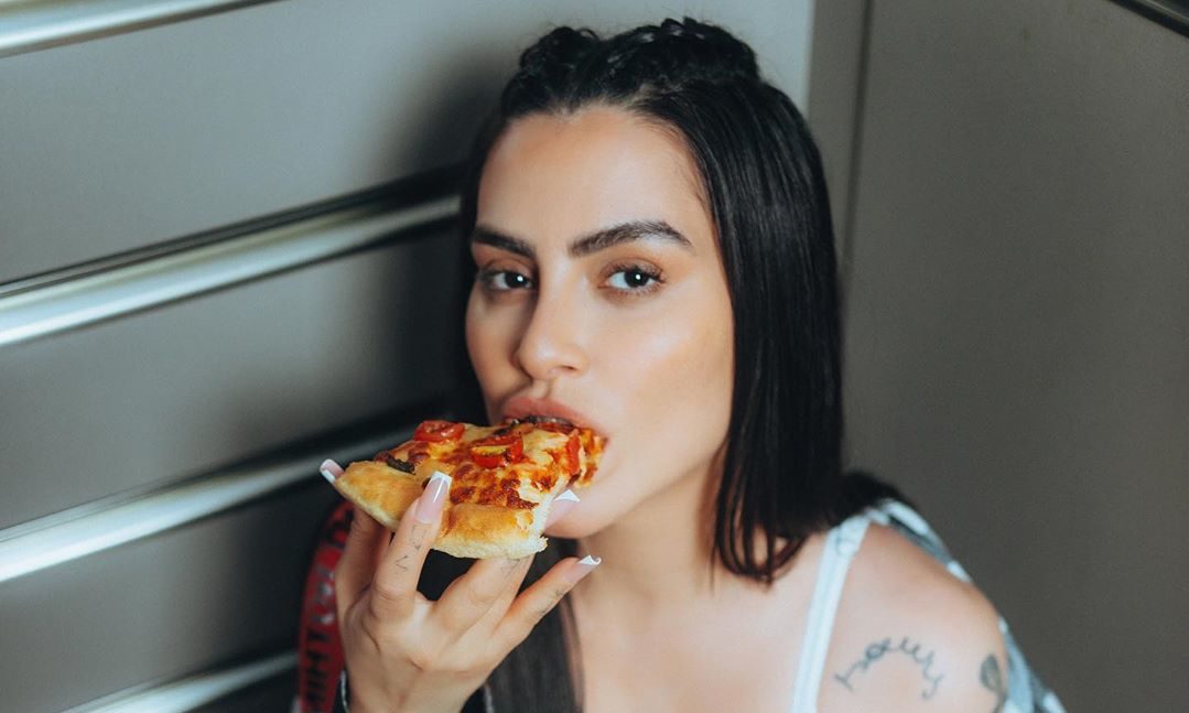 Cleo Pires surge comendo pizza e cai no gosto do publico 