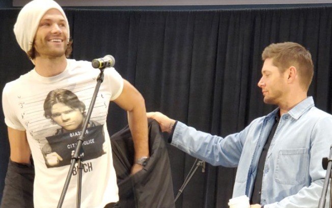 Jared Padalecki aparece vestido com camisa contendo imagem dele na prisão (Foto: Reprodução)