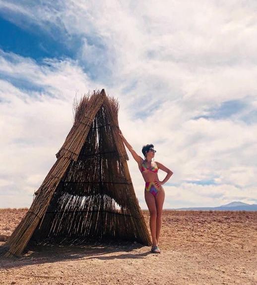 A atriz Fernanda Paes Leme arrancou suspiros dos internautas ao surgir tomando Sol em pleno deserto (Foto: Reprodução)