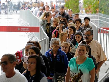 Fãs de Gugu aguardam na fila liberação da entrada do público no velório. Foto: Reprodução