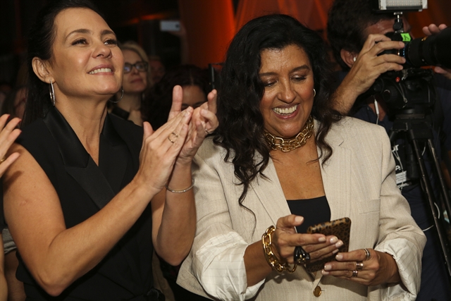 Adriana Esteves e Regina Casé durante Coletiva de Amor de Mãe (Foto: Globo/Reginaldo Teixeira)