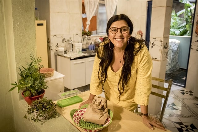 Regina Casé (Lurdes) em Amor de Mãe (Foto: Globo /João Cotta)