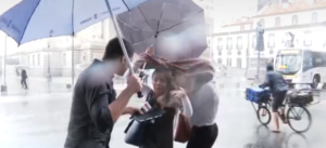 Repórter faz entrevista na chuva na Globo (Foto: Reprodução)