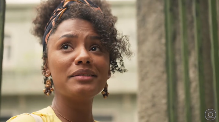 Jéssica Ellen viverá tensa batalha para transformar a educação em sua comunidade em Amor de Mãe (Foto: Reprodução/Globo)