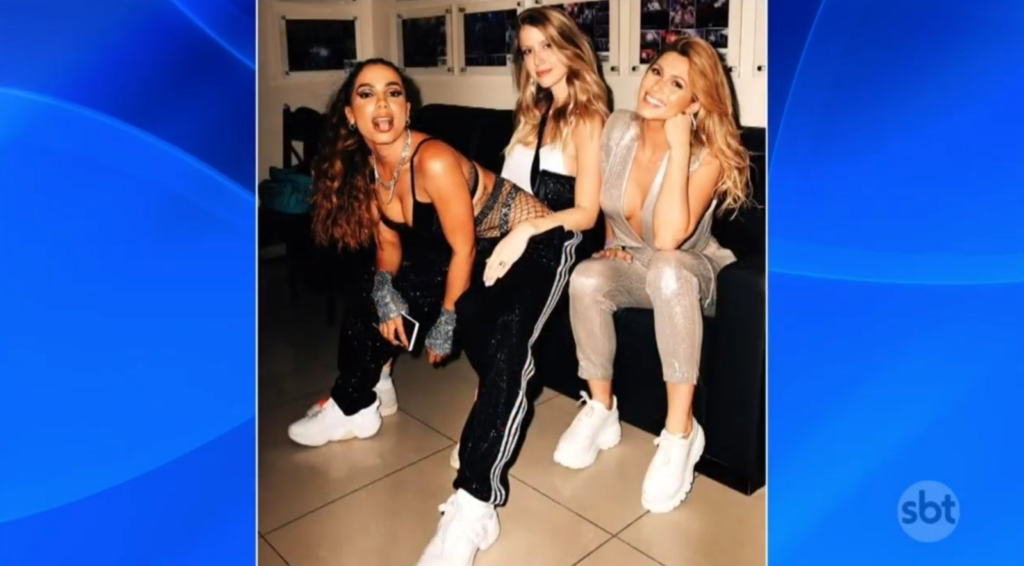 Lívia aparece em foto com Anitta (Foto: Reprodução)