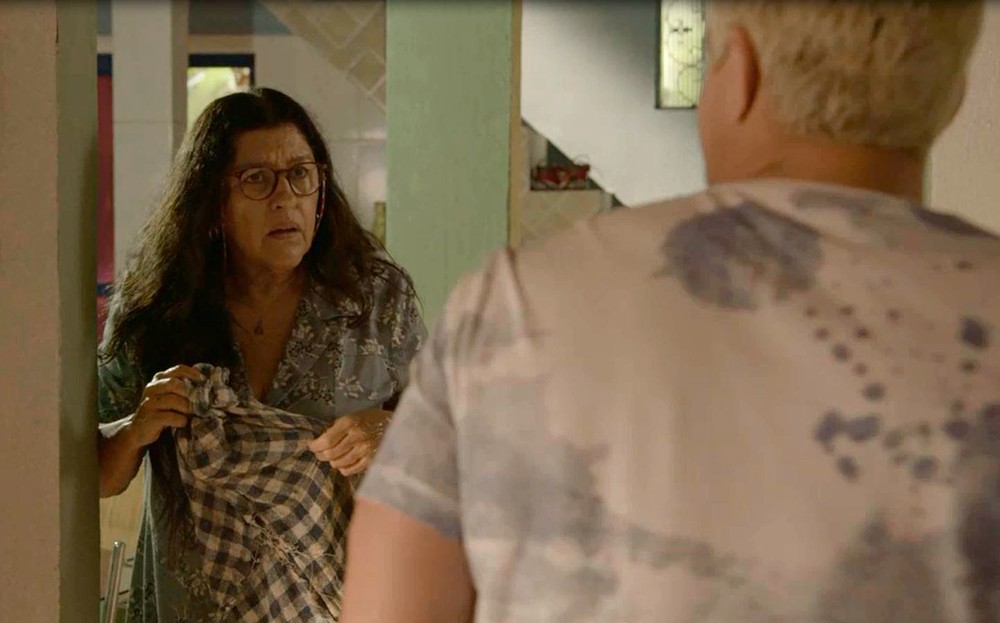 Ryan (Thiago Martins) diz a Lurdes (Regina Casé) que encontraram paradeiro de Kátia (Vera Holtz), em 'Amor de Mãe' — Foto: Globo