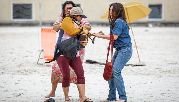 Lurdes (Regina Casé) é ajudada por Thelma (Adriana Esteves) durante assaltado em Amor de Mãe (Foto: Artur Meninea/Globo)