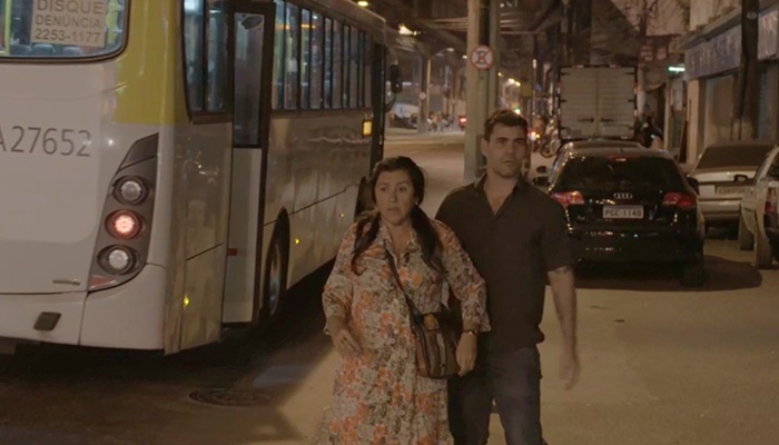 Magno (Juliano Cazarré) e Lurdes (Regina Casé) voltam ao local do assassinato do estuprador na novela das nove da Globo (Foto: Reprodução/Globo)