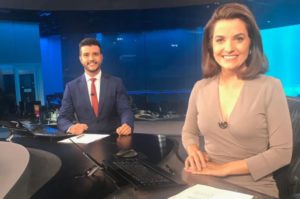 Matheus Ribeiro e Larissa Pereira comandaram o Jornal Nacional no último sábado (09) (Foto: Reprodução)