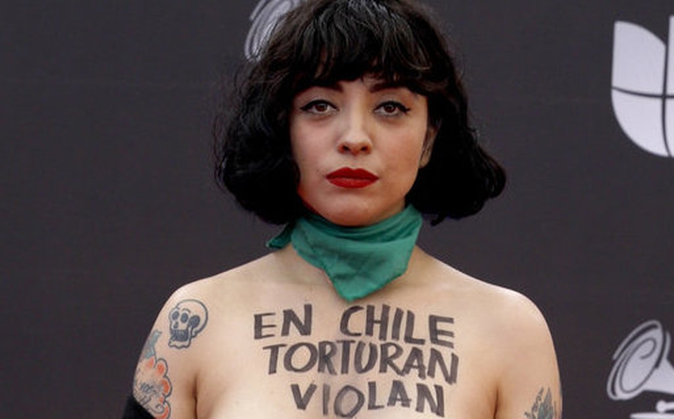 A cantora Mon Laferte mostrou os seios em manifesto contra o governo do Chile e chamou a atenção no evento (Foto: Reprodução)